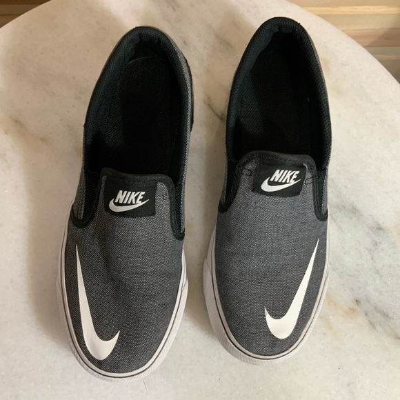 nike shoes with logo in front